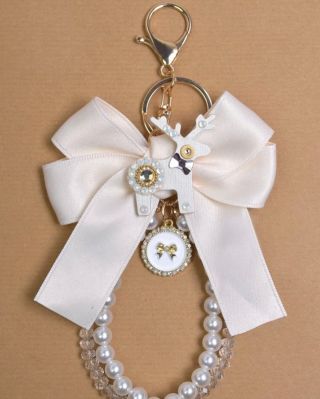 Béžový přívěšek je tu🎀 V partičce přívěšků na kabelku s mašlí se objevil ještě béžový🦌 s mašličkou a motýlkem Swarovski...