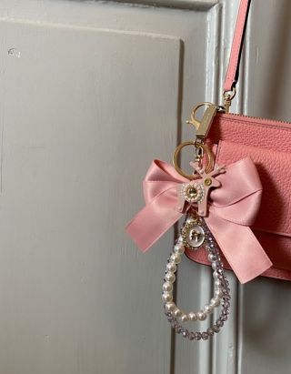 Exkluzivní sleva na luxusní přívěšky na kabelky✨ Zadejte do konce července kód MASLE21 a v košíku se vám na přivěšky načte...