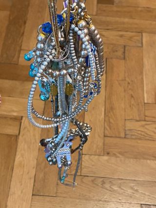 „A tady vidíte vzácný druh šperku: Jelení hnízdo 🦌✨ Vzniká, když se moje jelení tvorba rozhodne žít kolektivně a ignoruje...